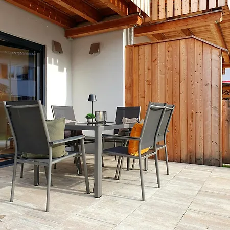 Berger Mit Eigenen Whirlpool Im Garten