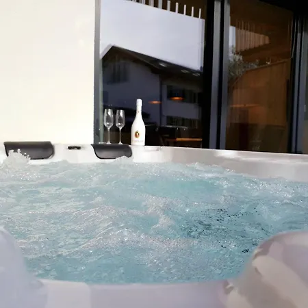 Berger Mit Eigenen Whirlpool Im Garten