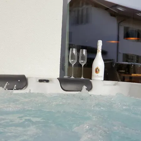 Berger Mit Eigenen Whirlpool Im Garten *
